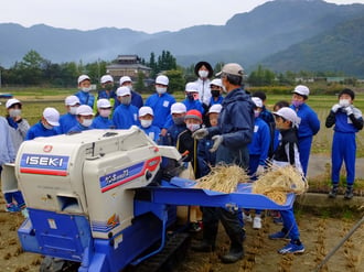 川田小学校の国際協力田で脱穀が行われました